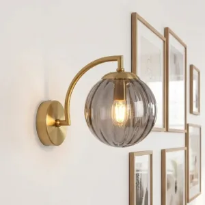 Luminária de parede LED minimalista com braço de vidro